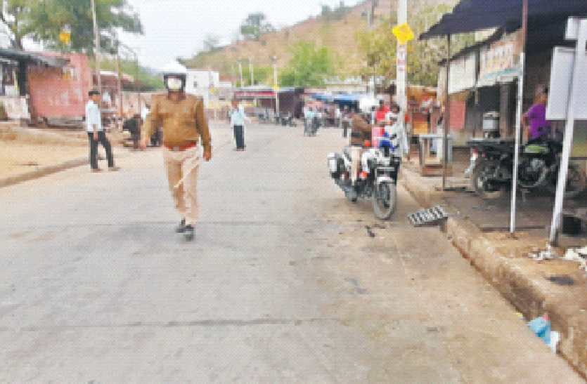 कोरोना संक्रमण- दुकानदार अंकित मूल्य से अधिक तो नहीं वसूला रहा कोरोना संक्रमण- दुकानदार अंकित मूल्य से अधिक तो नहीं वसूला रहा