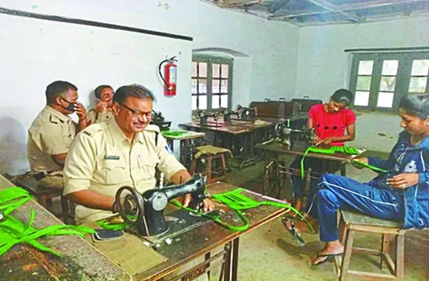 Police preparing masks to fight corona virus पुलिस कोरोना वायरस से लड़ने तैयार कर रही मास्क