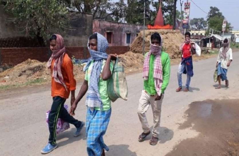 mazdoor1.jpg कोरोना ने तोड़ी मजदूरी की कमर, न रोटी न कपड़ा, पैदल ही तय कर रहें मीलों का सफर