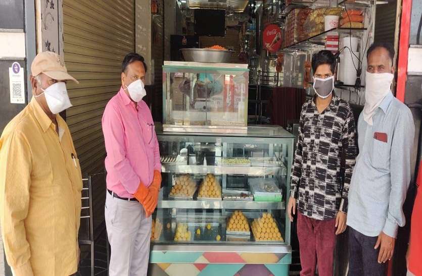 कोरोना से जंग में मदद के लिए आगे आया जैन समाज, नमकीन दुकानदारों ने भी निभाया फर्ज कोरोना से जंग में मदद के लिए आगे आया जैन समाज, नमकीन दुकानदारों ने भी निभाया फर्ज