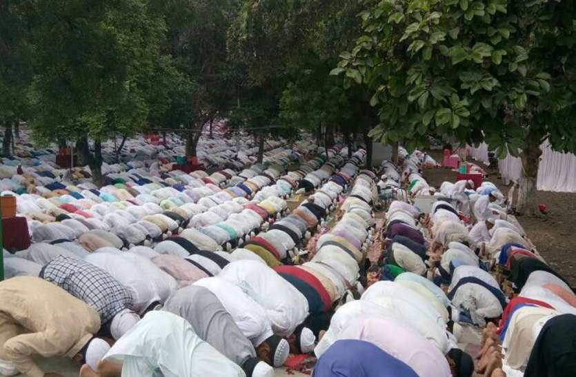Namaz मस्जिदों के अंदर समूह में पढ़ी नमाज, एफआईआर दर्ज