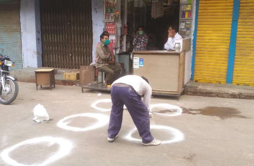 अब ग्राहक दुकानों के आगे निर्धारित स्थानों पर हो सकेंगे खड़े अब ग्राहक दुकानों के आगे निर्धारित स्थानों पर हो सकेंगे खड़े