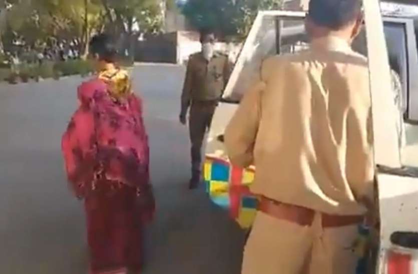 noida-police.jpg Lockdown के दौरान यूपी पुलिस ने पेश की मिसाल, प्रसव पीड़ा से तड़प रही गर्भवती को पहुंचाया अस्पताल