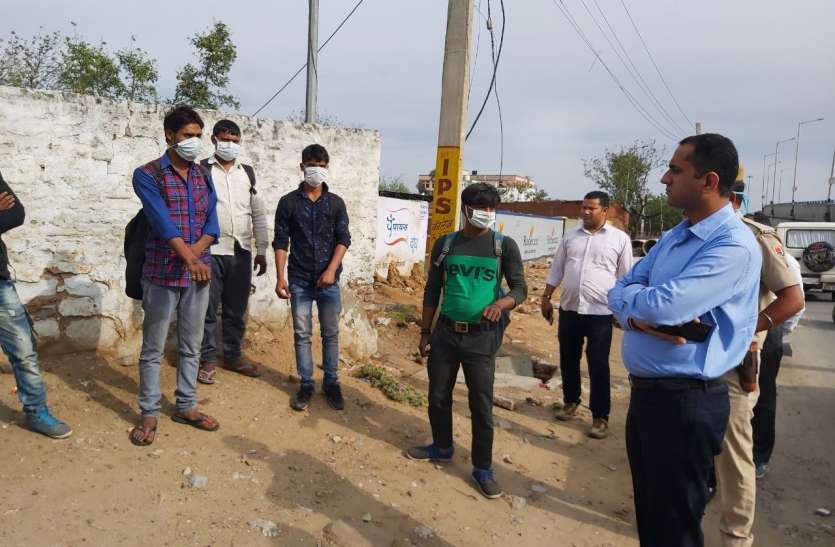 Quarantine की लगी थी मोहर, पैदल निकले आगरा, कलेक्टर ने पकड़ा Quarantine की लगी थी मोहर, पैदल निकले आगरा, कलेक्टर ने पकड़ा