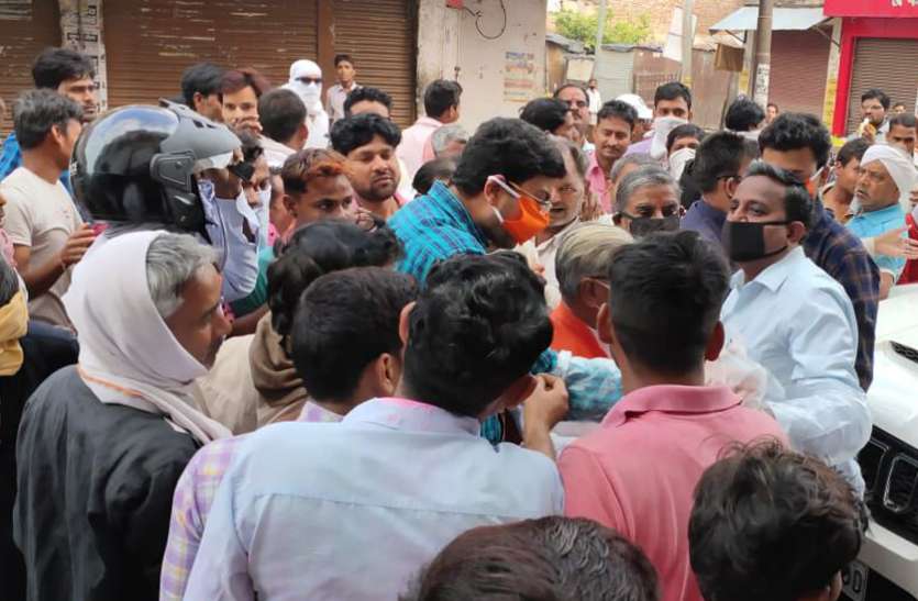 sansad सांसद ने कराई अपनी कोरोना की जांच, रिपोर्ट आने से पहले ही भीड़ में पहुंचकर बांटे मास्क, अब मच रही खलबली