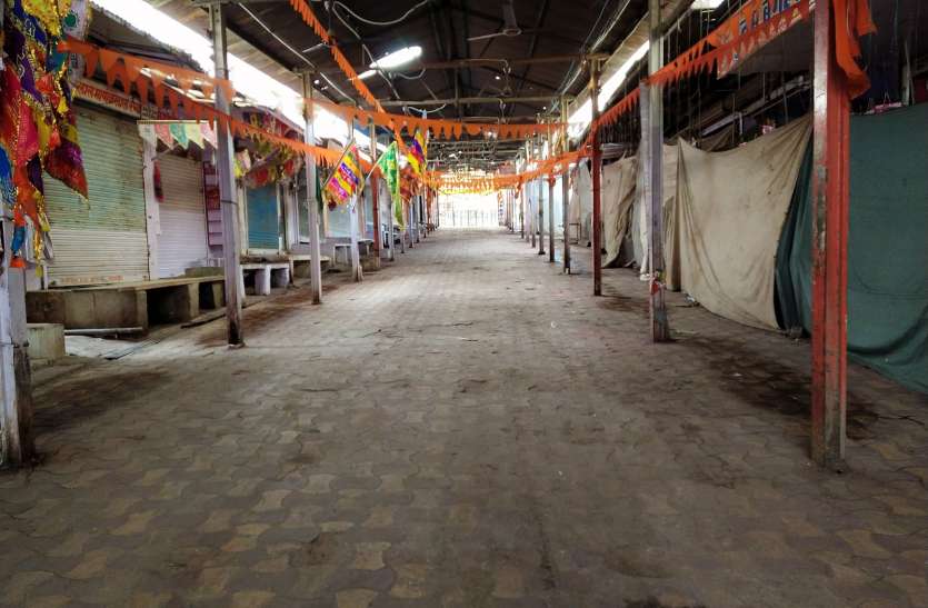 द्वितीया को हुई पूजा-अर्चना, नहीं पहुंचे श्रद्धालु द्वितीया को हुई पूजा-अर्चना, नहीं पहुंचे श्रद्धालु