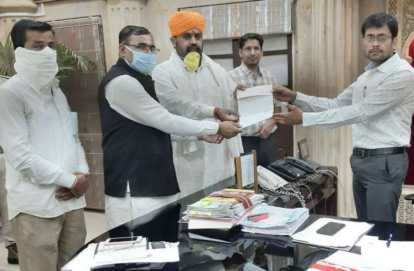 जिला कलक्टर को सुपुर्द किया 11 लाख का चैक जिला कलक्टर को सुपुर्द किया 11 लाख का चैक