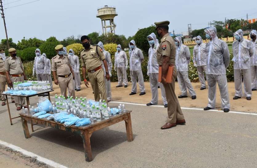 police11.jpg कोरोना से लड़ रहे लोगों की मदद के लिए मैदान में इस तरह उतरे पुलिस के जवान