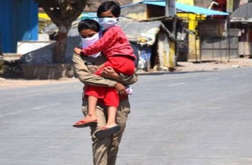बेटी के बीमार होने के बावजूद महिला कांस्टेबल ने निभाई बखूबी डयूटी, फिर किया ऐसा काम, हो रही सराहना बेटी के बीमार होने के बावजूद महिला कांस्टेबल ने निभाई बखूबी डयूटी, फिर किया ऐसा काम, हो रही सराहना