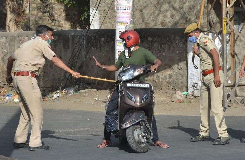 Police Action-सड़क पर निकलने पर लगाई फटकार, जरूरतमंद को खाने के पैकेट भी बांटे Police Action-सड़क पर निकलने पर लगाई फटकार, जरूरतमंद को खाने के पैकेट भी बांटे