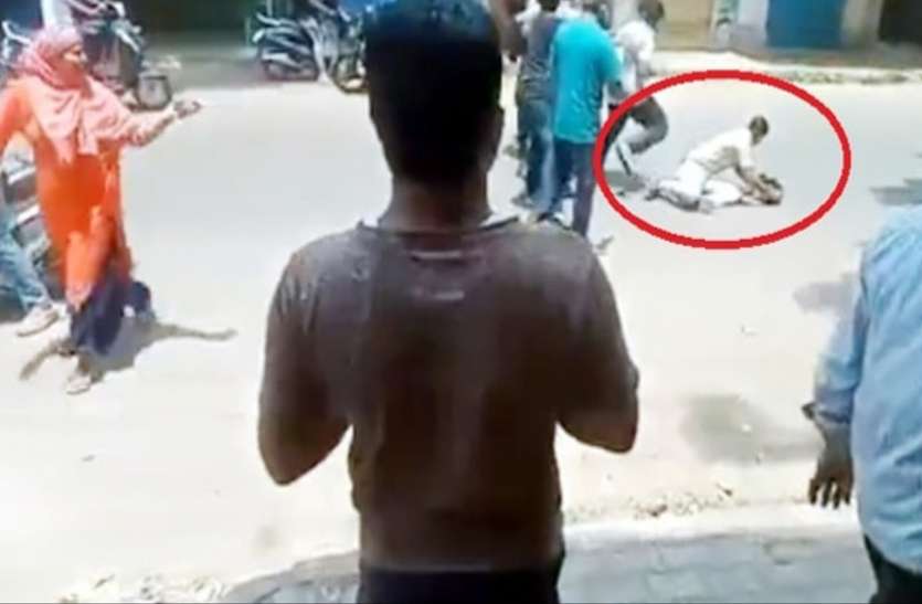 protestors_attacking_policeman.jpg लॉकडाउन: सड़क पर घूमने से पुलिसवाले ने रोका, लोगों ने पीट-पीटकर किया बुरा हाल