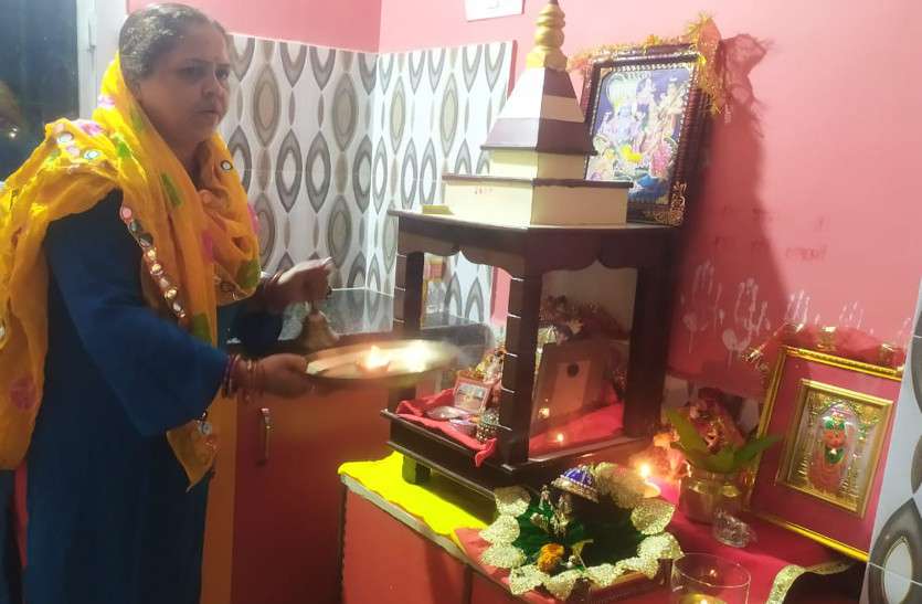 नहीं खुले मंदिरों के पट, पसरा रहा सन्नाटा, श्रद्धालुओं ने घर में पूजा-अर्चना कर की सुख-समृद्धि की कामना नहीं खुले मंदिरों के पट, पसरा रहा सन्नाटा, श्रद्धालुओं ने घर में पूजा-अर्चना कर की सुख-समृद्धि की कामना