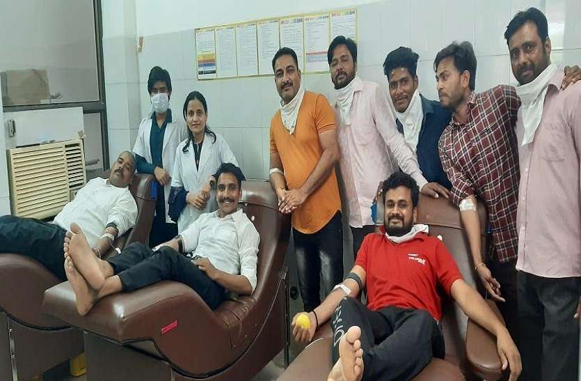 ब्लड बैंकों में खून की कमी,कोरोना वायरस डर के बीच युवाओं ने जगाई उम्मीद,दिखा रक्तदान का जज्बा ब्लड बैंकों में खून की कमी,कोरोना वायरस डर के बीच युवाओं ने जगाई उम्मीद,दिखा रक्तदान का जज्बा