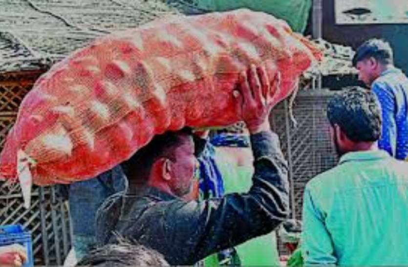 बिना आवक के महज डेढ़ महीना का बचा हुआ है राशन और सब्जियों का स्टॉक, सप्लाई के लिए विशेष पास की मांग बिना आवक के महज डेढ़ महीना का बचा हुआ है राशन और सब्जियों का स्टॉक, सप्लाई के लिए विशेष पास की मांग
