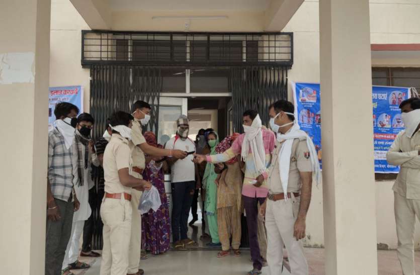 रिड़मलसर में पुलिस ने बांटे मास्क रिड़मलसर में पुलिस ने बांटे मास्क