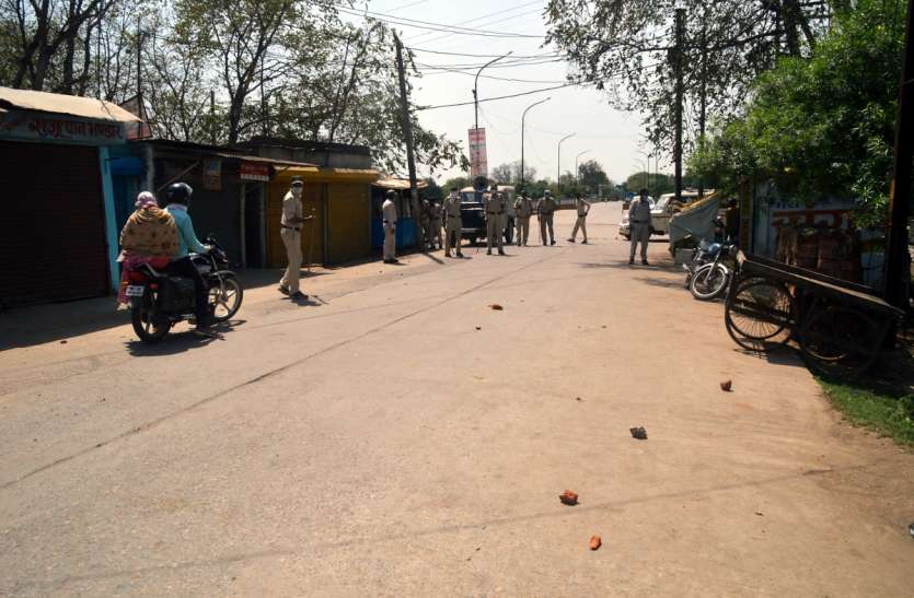 Anti-social elements showered stones on police personnel in lock down लॉक डाउन में पुलिस कर्मियों पर असामाजिक तत्वों ने बरसाए पत्थर