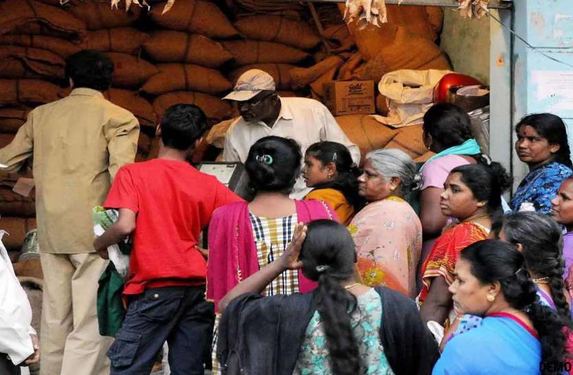 मार्च का चावल पहुंचा नहीं, अपै्रल-मई का चावल एक साथ देने के आदेश के बाद बढ़ी भीड़ मार्च का चावल पहुंचा नहीं, अपै्रल-मई का चावल एक साथ देने के आदेश के बाद बढ़ी भीड़