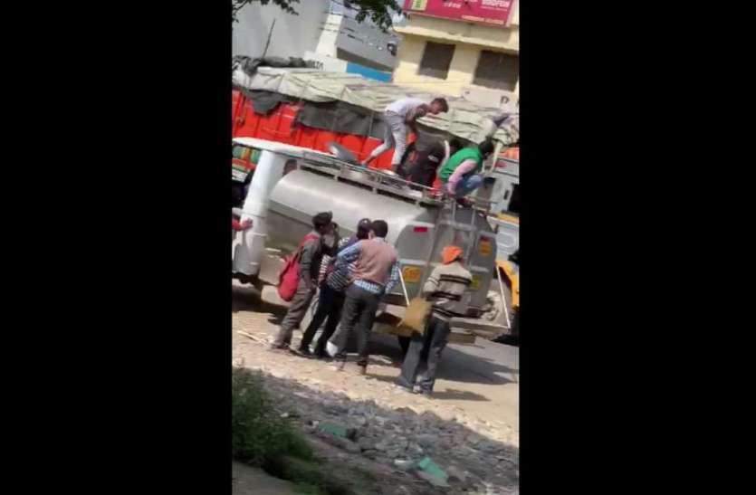 screenshot_from_2020-03-26_17-50-54.jpg जिंदगी से खिलवाड़: Lockdown के बीच दूध के टैंकर में छिपकर आए 16 लोग, वीडियो हुआ वायरल