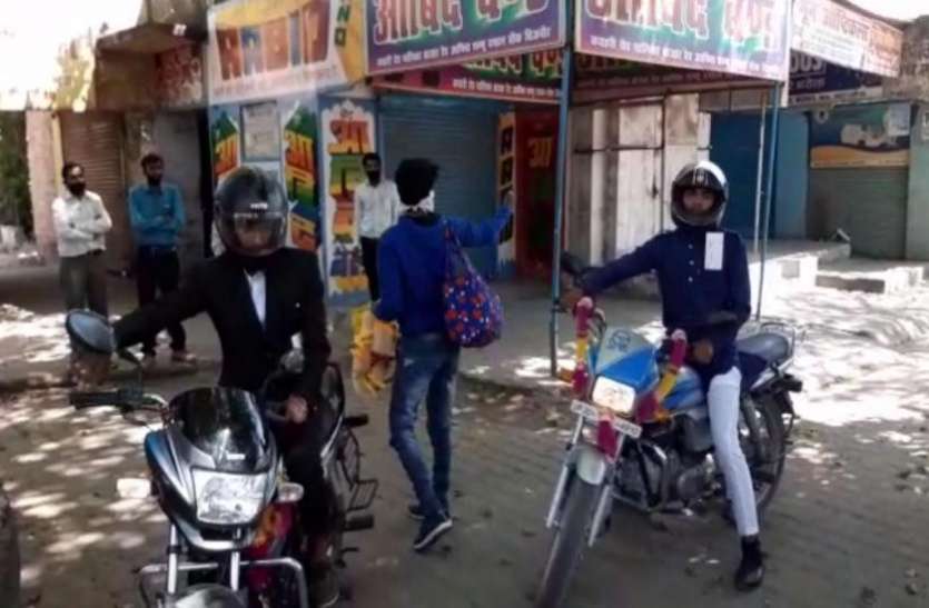 screenshot_from_2020-03-26_18-34-58.jpg Lockdown: बाइक पर सवार होकर दुल्हन लेने पहुंचा दूल्हा, बारात में शामिल हुए चार लोग