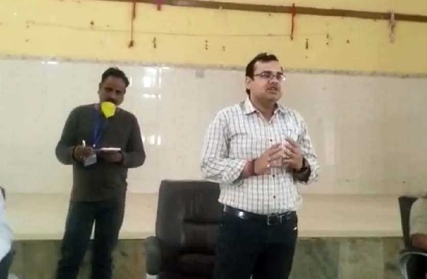 लोगों के घर से निकलने पर प्रशासन हुआ सख्त, कहा- घर पर ही मिलेगा जरूरी सामान लोगों के घर से निकलने पर प्रशासन हुआ सख्त, कहा- घर पर ही मिलेगा जरूरी सामान