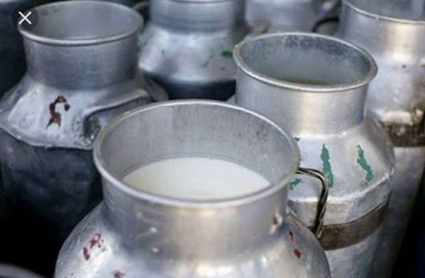 लॉकडाउन: 50 फीसदी दूध व्यवसाय घटा, 16 लाख लीटर दूध किया जाता था संकलन, आधा रह गया लॉकडाउन: 50 फीसदी दूध व्यवसाय घटा, 16 लाख लीटर दूध किया जाता था संकलन, आधा रह गया