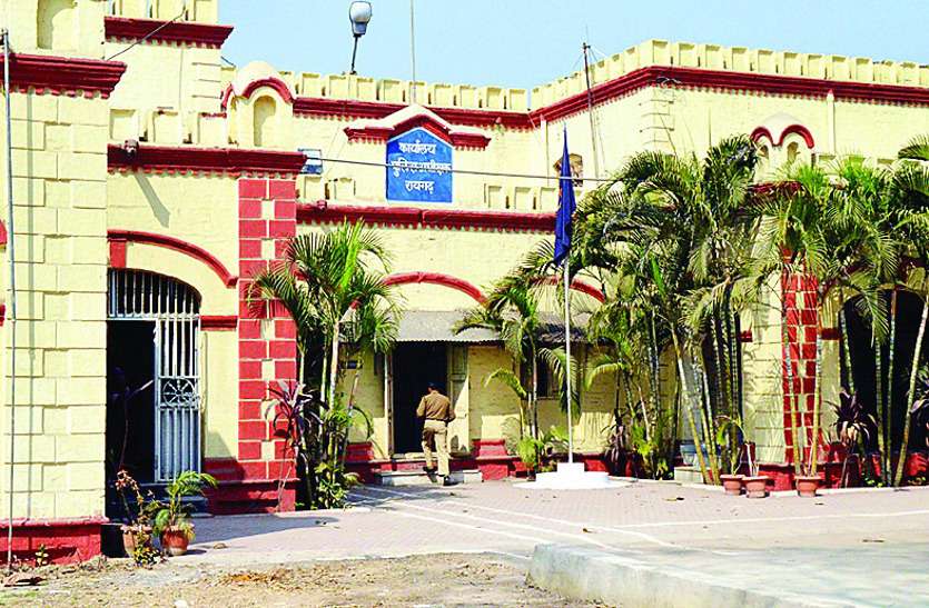व्यापारियों के साथ एएसपी ने की चर्चा, वस्तु क्रय के लिए सुबह पांच से नौ बजे तक का समय बताया महत्वपूर्ण, दिया ये लॉजिक व्यापारियों के साथ एएसपी ने की चर्चा, वस्तु क्रय के लिए सुबह पांच से नौ बजे तक का समय बताया महत्वपूर्ण, दिया ये लॉजिक