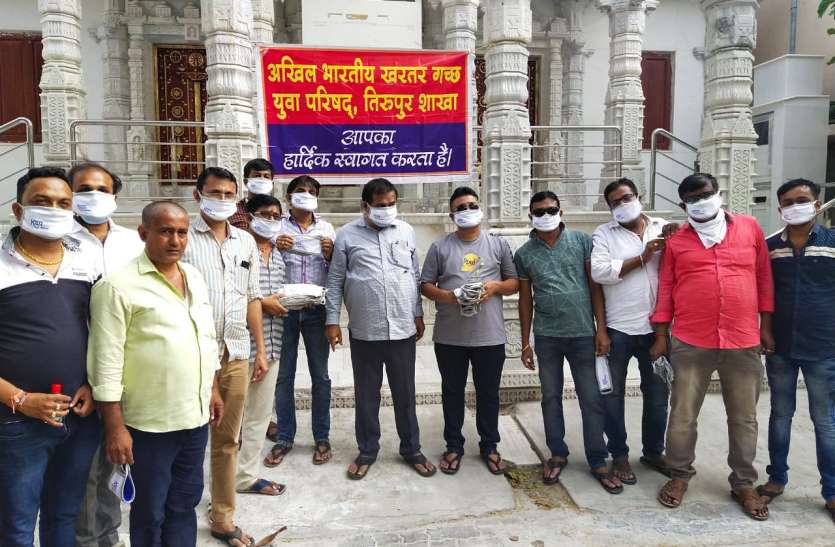 युवाओं ने मास्क बांटे युवाओं ने मास्क बांटे