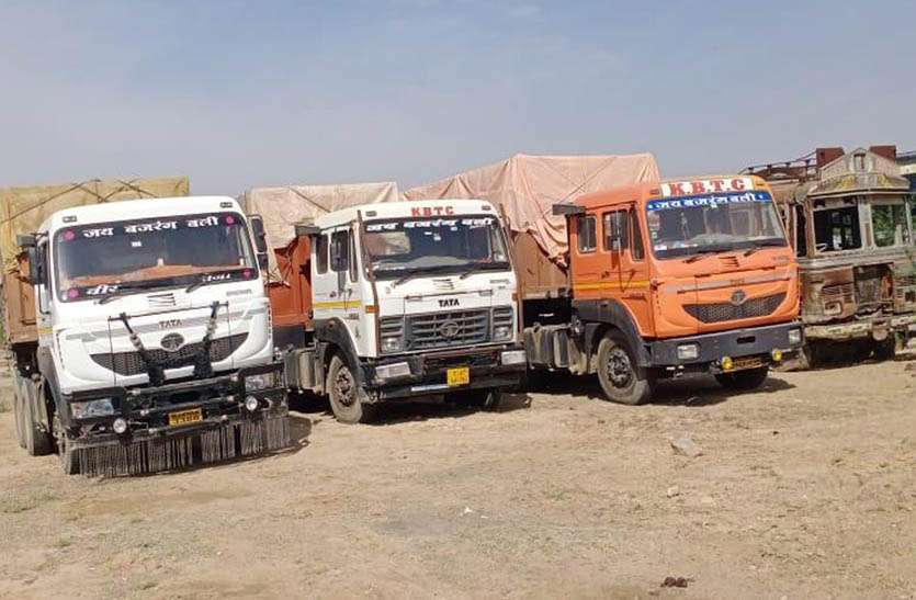 बजरी से भरे पांच ट्रेलर व चार डंपर जब्त कर पांच जनों को किया गिरफ्तार बजरी से भरे पांच ट्रेलर व चार डंपर जब्त कर पांच जनों को किया गिरफ्तार