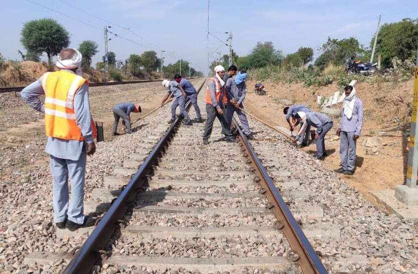 कोरोना वायरस . रेलवे ने 14 अप्रेल तक की ट्रेनें निरस्त कोरोना वायरस . रेलवे ने 14 अप्रेल तक की ट्रेनें निरस्त