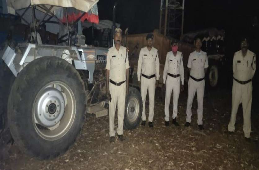 Illegal mining of sand was done in Son River सोन नदी में कर रहे थे रेत का अवैध खनन, पुलिस ने पांच ट्रैक्टर पकड़ा, माफियाओं में भागने की मची भगदड़