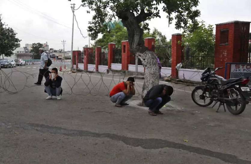 बेवजह सड़कों पर घूमने ने 17 लोगों को खिलाई सलाखों की हवा बेवजह सड़कों पर घूमने ने 17 लोगों को खिलाई सलाखों की हवा