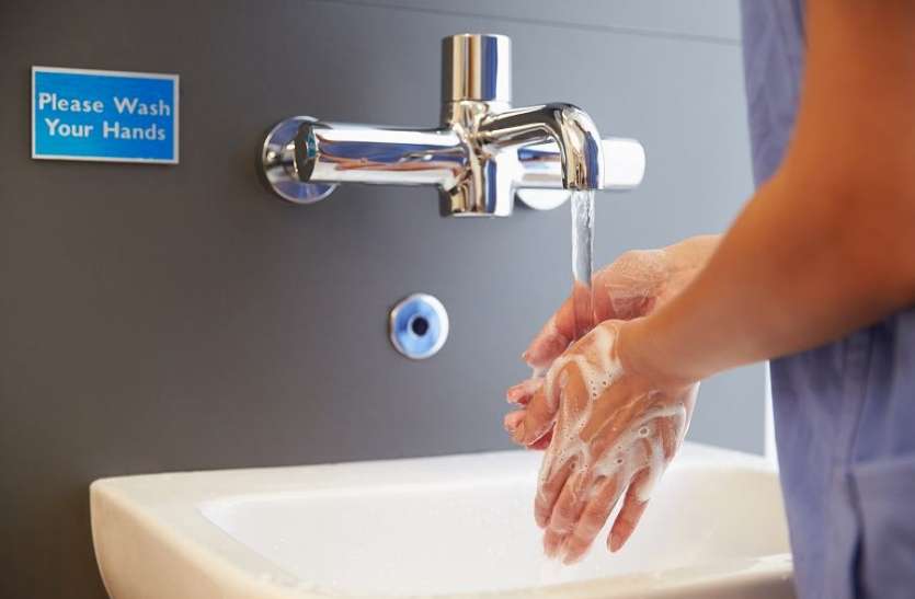 washing hands कोरोना का खतराः भारत में 40% लोग शौचालय के बाद नहीं धोते हाथ, अध्ययन में चौंकाने वाला दावा