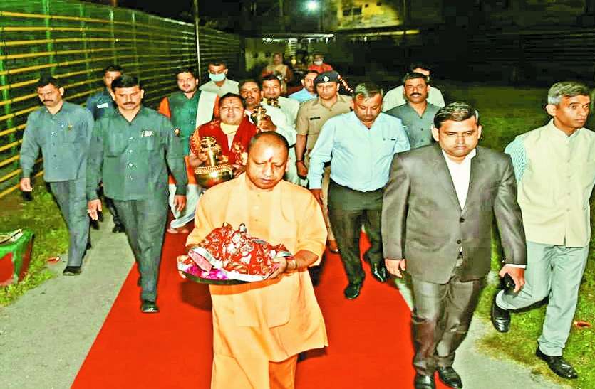 अयोध्या: 28 साल बाद टेंट से निकले रामलला अयोध्या: 28 साल बाद टेंट से निकले रामलला