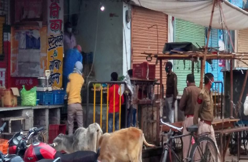 Police Closed Shop -- कहां भीड़ देखकर पुलिस ने बंद कराई दुकान Police Closed Shop -- कहां भीड़ देखकर पुलिस ने बंद कराई दुकान