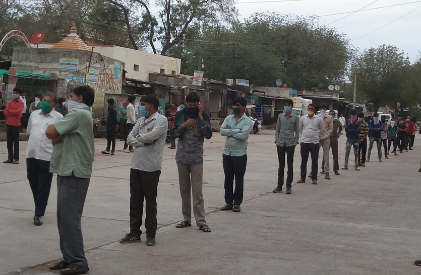 Traveling Nine Hundred Kilometers -- निजी वाहनों से नौ सौ किमी दूरी तय कर रतनगढ़ पहुंचे लोग, पुलिस ने रोका Traveling Nine Hundred Kilometers -- निजी वाहनों से नौ सौ किमी दूरी तय कर रतनगढ़ पहुंचे लोग, पुलिस ने रोका