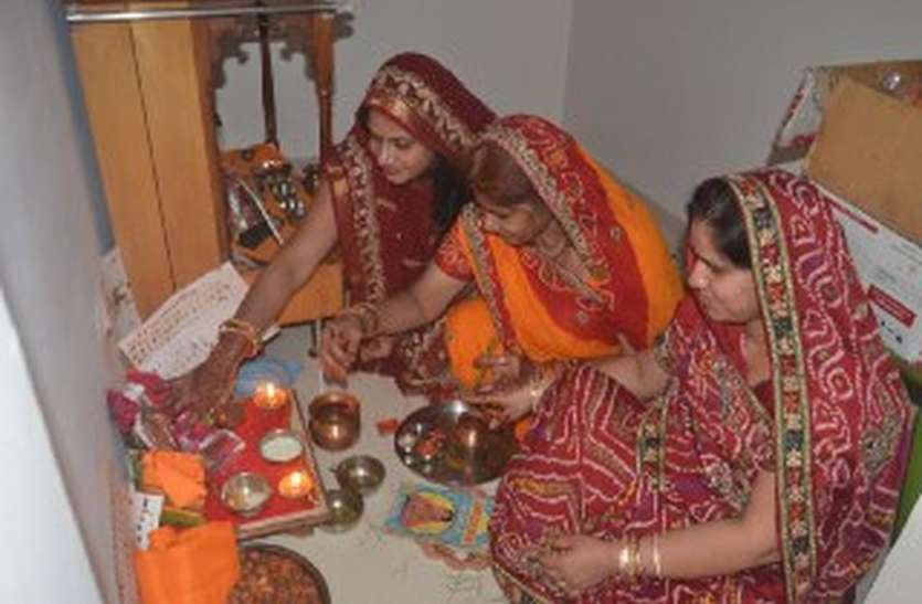 घरों में हुई ईसर-गणगौर की पूजा घरों में हुई ईसर-गणगौर की पूजा