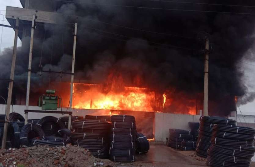 सरनाडूंगर औद्योगिक क्षेत्र में धधकी पाइप फैक्ट्री सरनाडूंगर औद्योगिक क्षेत्र में धधकी पाइप फैक्ट्री