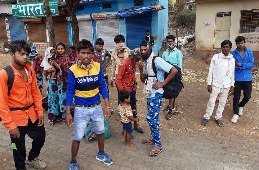 बांसवाड़ा : लॉकडाउन के बाद घर लौटने की मजबूरी... दिखाकर हाथों पर लगी सील, चल रहे मीलों-मील बांसवाड़ा : लॉकडाउन के बाद घर लौटने की मजबूरी... दिखाकर हाथों पर लगी सील, चल रहे मीलों-मील