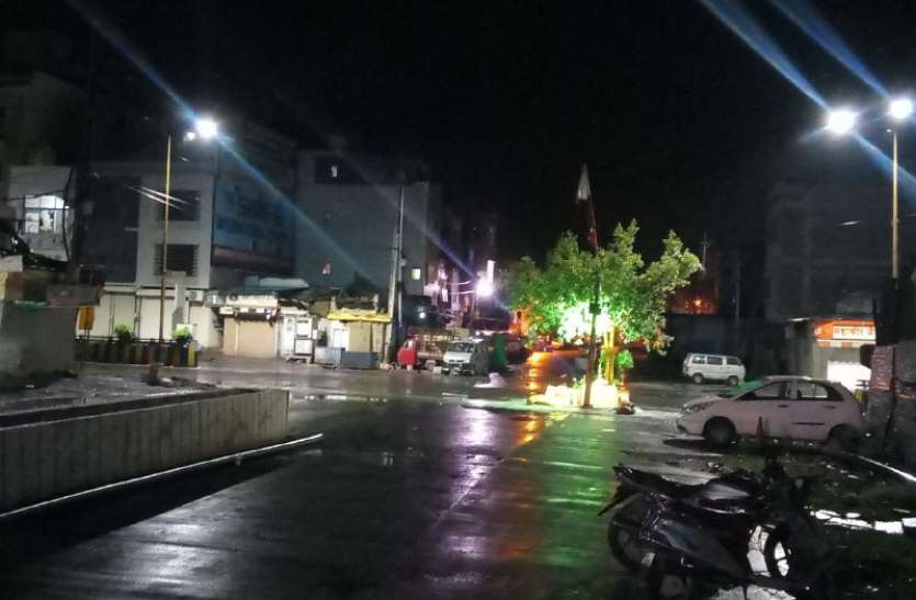 1915.jpg Weather Updates : मौसम अचानक बदला, तेज हवा के साथ हुई बारिश, गिरे ओले