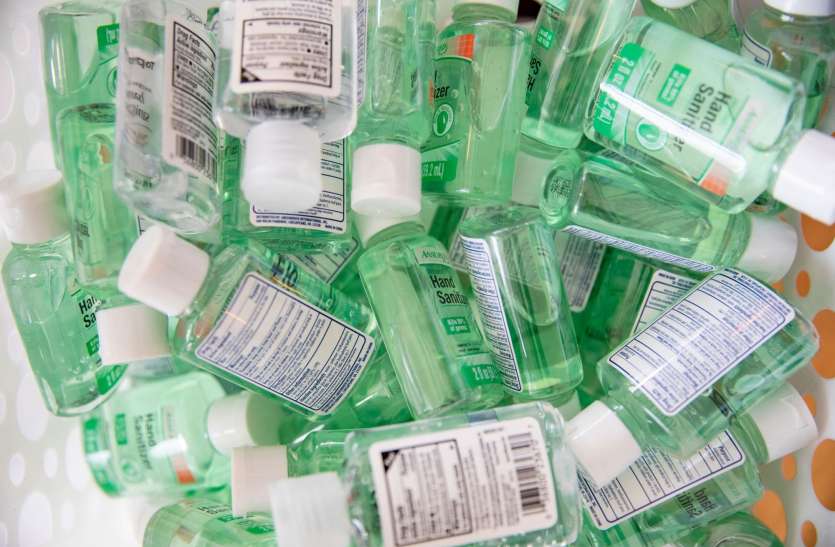 Sanitizer सैनिटाइजर और मास्क बनाने में जुटी रेल फैक्ट्रियां, कोच को आइसोलेशन वार्ड में होंगे तब्दील