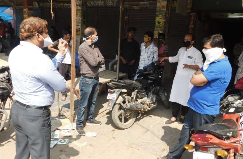 बाजार पहुंचे अफसर,बोल- देश में है महामारी, कालाबाजारी कर रहे हो आप बाजार पहुंचे अफसर,बोल- देश में है महामारी, कालाबाजारी कर रहे हो आप