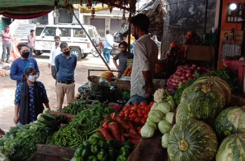 किराना, सब्जी दुकान पर बाजार भाव से ज्यादा दाम की वसूली किराना, सब्जी दुकान पर बाजार भाव से ज्यादा दाम की वसूली