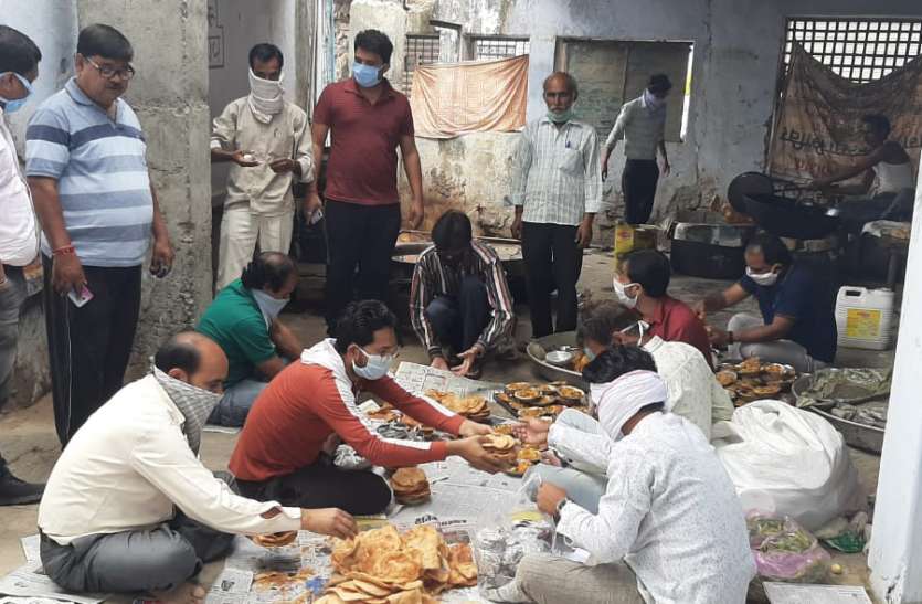 कोरोना से जंग में जरूरतमंदों का ख्याल, लॉक डाउन में बढ़े मदद को हाथ कोरोना से जंग में जरूरतमंदों का ख्याल, लॉक डाउन में बढ़े मदद को हाथ