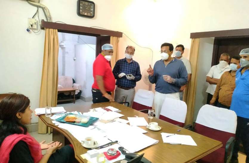 27-03-f.jpg कोरोना का कहर...मदद की गुहार लगाते दिन में हजार-हजार तक आ रहे फोन