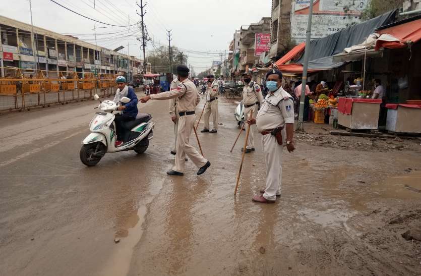 पुलिस सख्त, सब्जी मंडी में वाहनों का प्रवेश रोका पुलिस सख्त, सब्जी मंडी में वाहनों का प्रवेश रोका