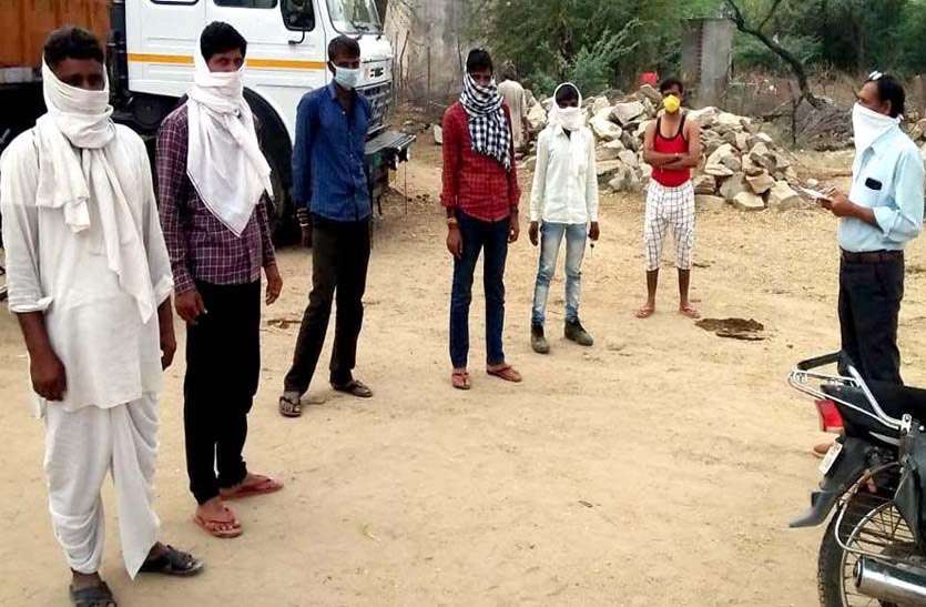 Four dozen came तीन संदिग्ध मरीज:पचास लोगों की चिकित्सकों ने की स्क्रीनिंग