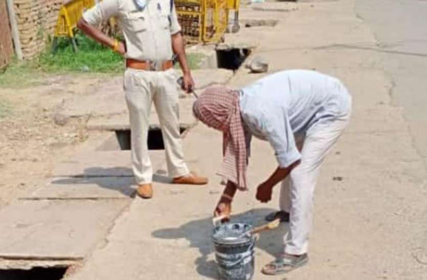 corona alert: Police help people पुलिस कर रही लोगों की मदद
