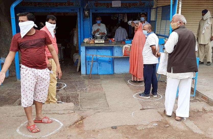 Corona virus लॉक डाउन :सामान खरीदते समय दूरी के लिए बनाए गोले