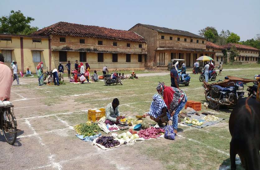 लॉक डाउन के बीच सब्जी मार्केट में लगी भीड़, संक्रमण से बचाने निगम ने इन बाजारों को किया खाली मैदान में शिफ्ट लॉक डाउन के बीच सब्जी मार्केट में लगी भीड़, संक्रमण से बचाने निगम ने इन बाजारों को किया खाली मैदान में शिफ्ट