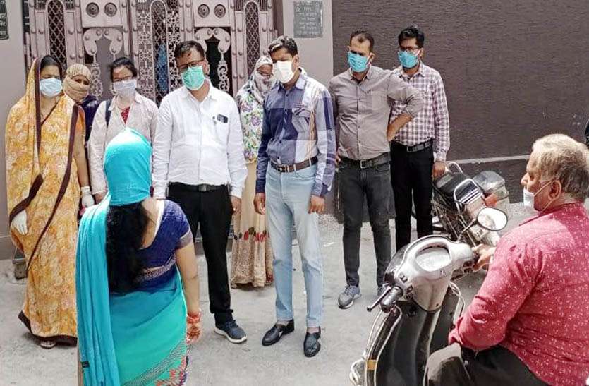 घर-घर सर्वे कर बाहरी जिलों से आने वालों को किया पाबंद, स्क्रीनिंग कर घरों में रहने के लिए किया पाबंद घर-घर सर्वे कर बाहरी जिलों से आने वालों को किया पाबंद, स्क्रीनिंग कर घरों में रहने के लिए किया पाबंद